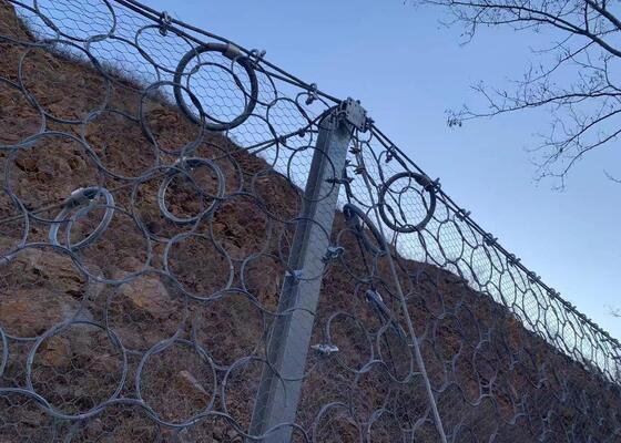 Flexibles Schutznetz gegen Felssturz, das Barrierenlösungen bietet, um Felssturzgefahren auf Hänge und Straßen zu minimieren