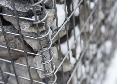 Heiße eingetauchte galvanisierte Stützmauer Gabion sperrt Korrosionsbeständigkeit ein