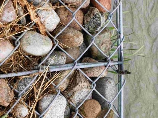 Kohlenstoffstahl galvanisierte Kettenverbindungsnetz Zaun Diamant Muster mit Metall runden Posten