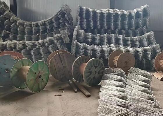 Leichtgewichtige Schutznetze gegen Felssturz, die eine einfache Installation und Wartung bieten und gleichzeitig eine maximale Abwehr vor Felssturz gewährleisten